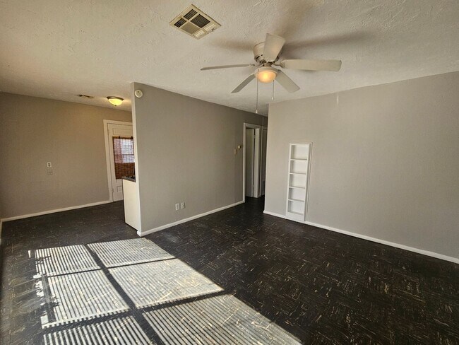 Foto del edificio - (2) Bed/(1) Bath Duplex! Great Campus Location! 6-Month or Month-to-Month Lease options!