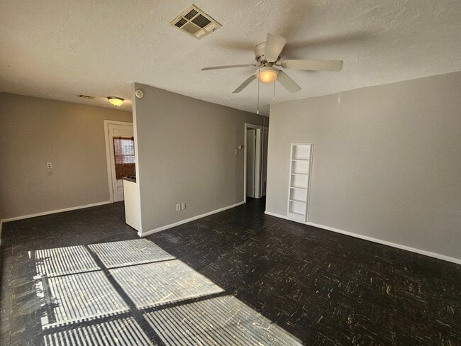 Photo - (2) Bed/(1) Bath Duplex! Great Campus Loca... House