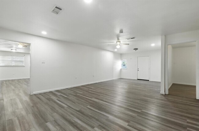 Foto del edificio - 7841 Abbott Dr