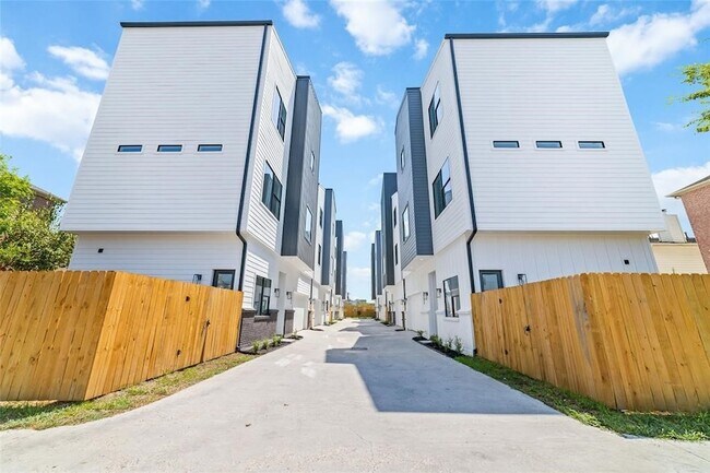 Building Photo - 5905 Fairdale Ln