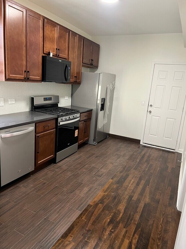 Building Photo - 5427 W Quincy St