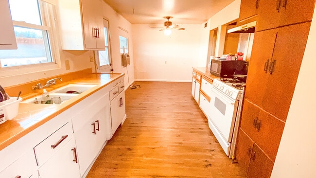 Amplia cocina tipo galera con comedor. - 15875 Lawrence Dr