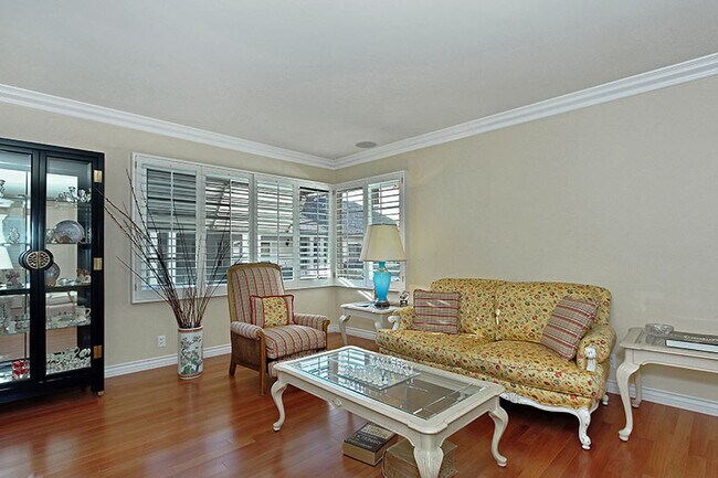 Living Room - 1233 N Columbus Ave