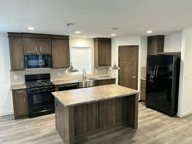 Building Photo - 25719 Shinnecock Dr