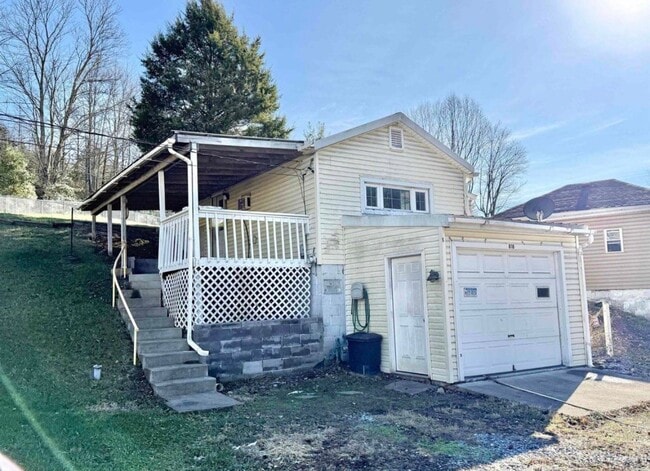 Building Photo - 818 Victory Ave