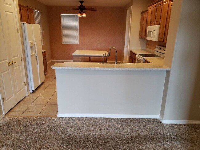 Foto del edificio - Great 3 bed 2 bath 2 car garage in Coral C...