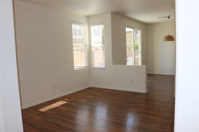 Foto del edificio - SHOWINGS AVAILABLE NOW