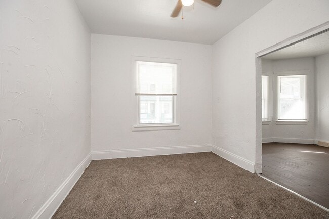 Foto del edificio - 2962 E 66th St