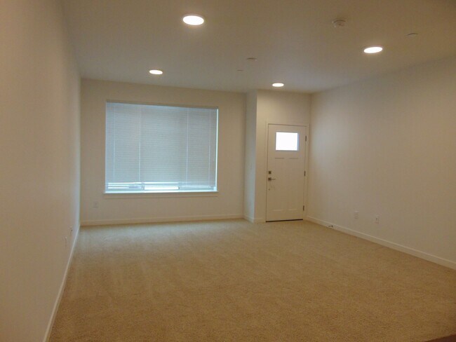 Building Photo - Beautiful Luxury 3 Bedroom, 3.25 Bath Bellevue Town-Home!