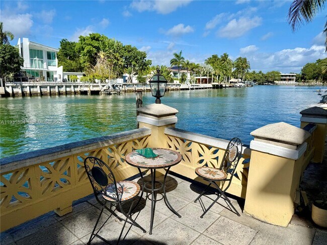 Foto del edificio - 4812 Pine Tree Dr