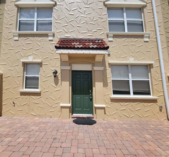 Building Photo - 4/3.5 TOWNHOME VILLA in Waterstone-Davenport