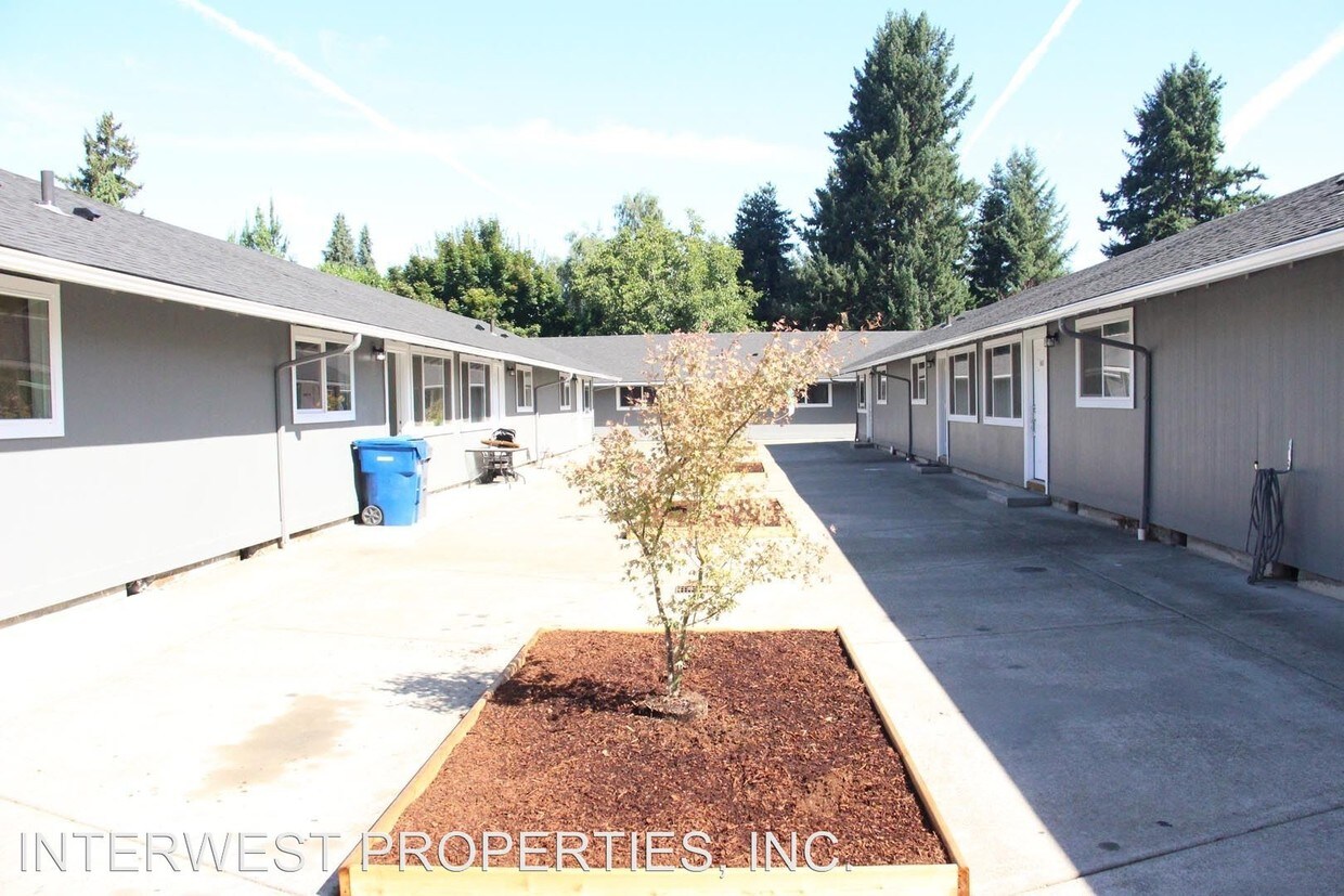 Primary Photo - 861-893 Chemawa Rd N