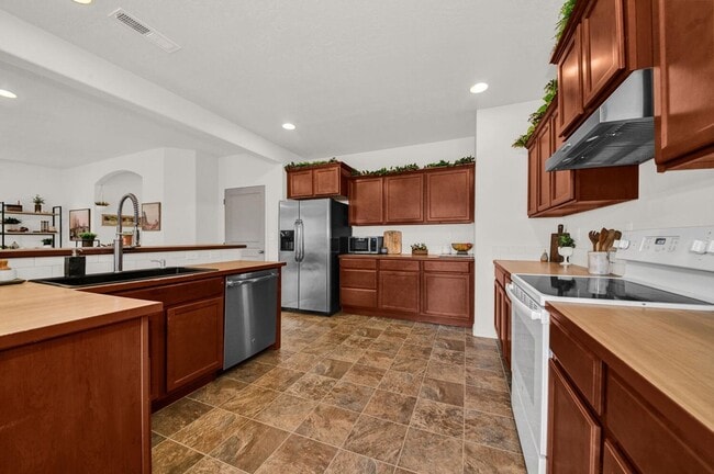 Foto del edificio - Gorgeous 4-Bdr with fully fenced yard in b...