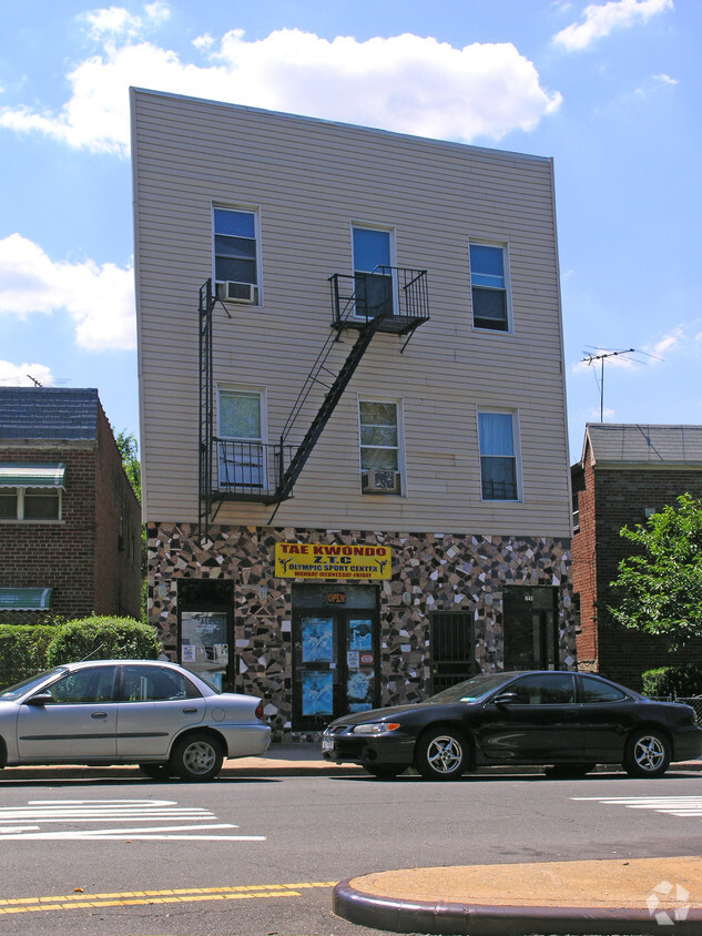 Foto del edificio - 1683 Unionport Rd