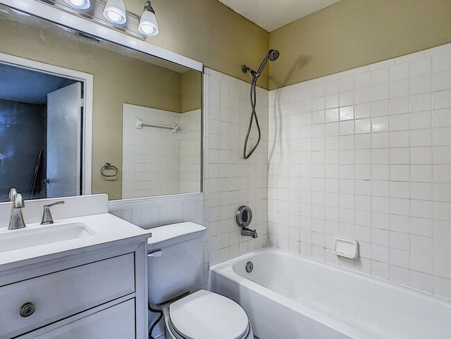 Building Photo - Perfectly Located 1 Bedroom/1 Bath First F...