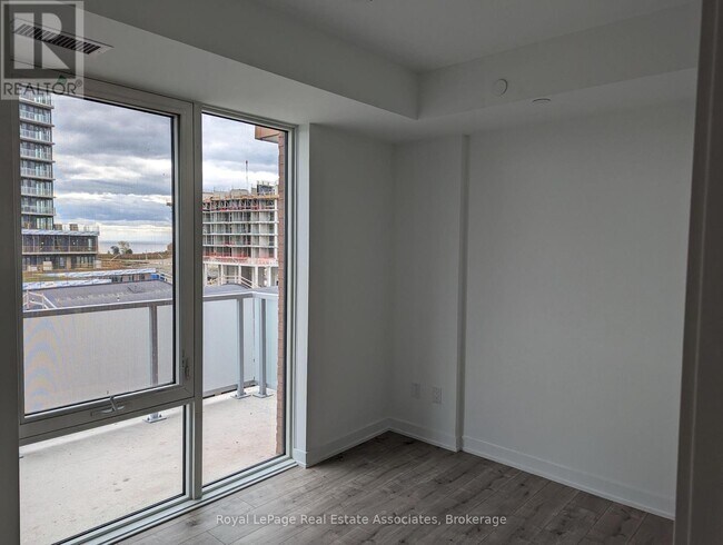 Photo du bâtiment - 215 Lakeshore Rd W