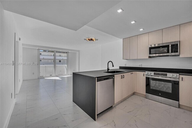 Building Photo - 345 Ocean Dr