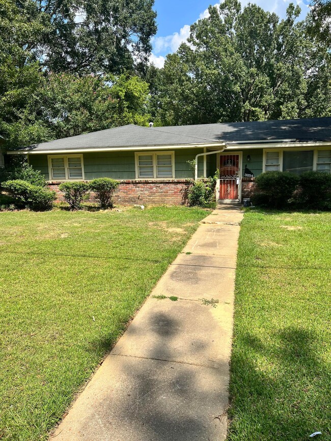 Building Photo - 3254 Ridgeland Dr