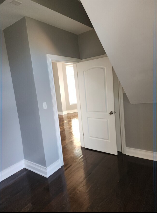 Primer dormitorio junto a la sala. Cabe cómodamente una cama matrimonial. - 7223 S Union Ave