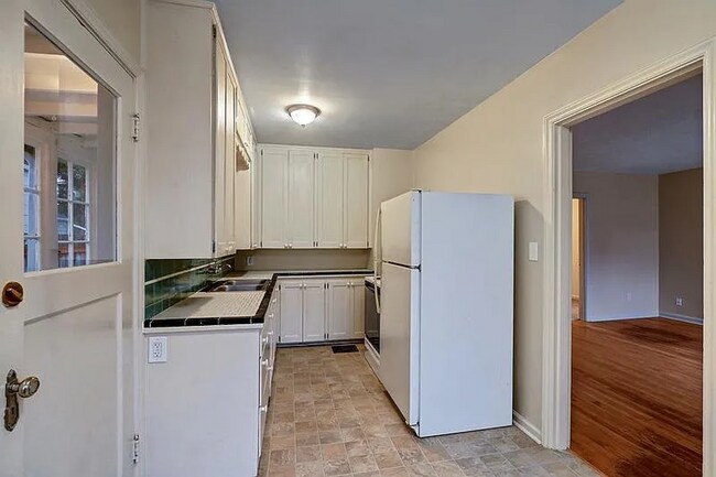 Foto del edificio - Great Northgate/Maple Leaf location - cute...