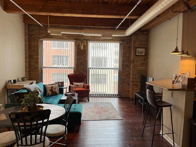 Foto del edificio - 225 W Huron St