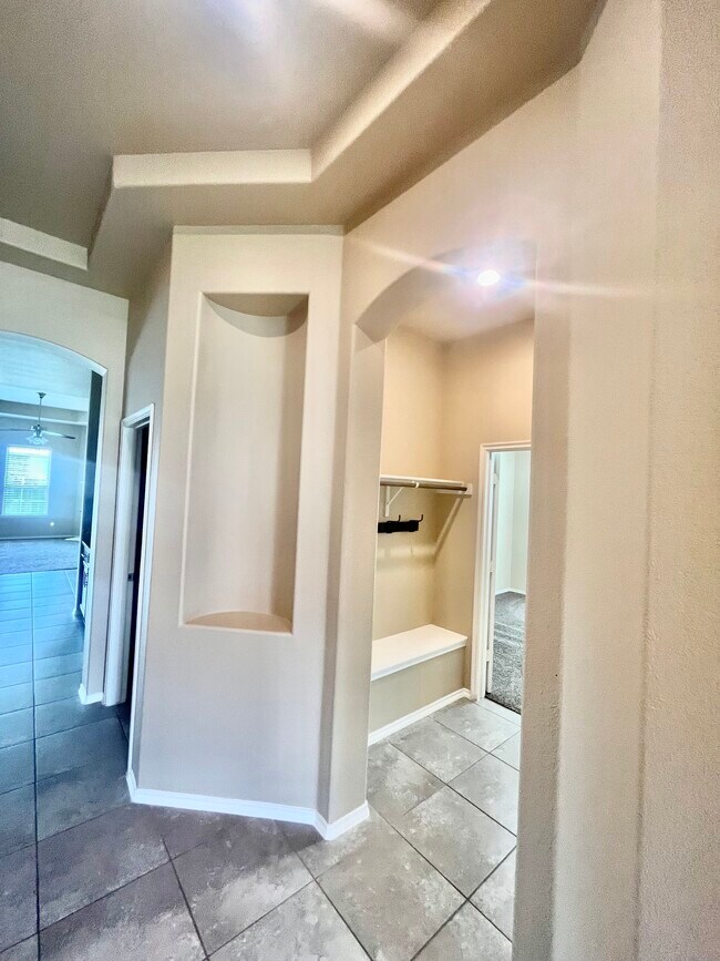 Building Photo - 2025 Lake Vista Dr