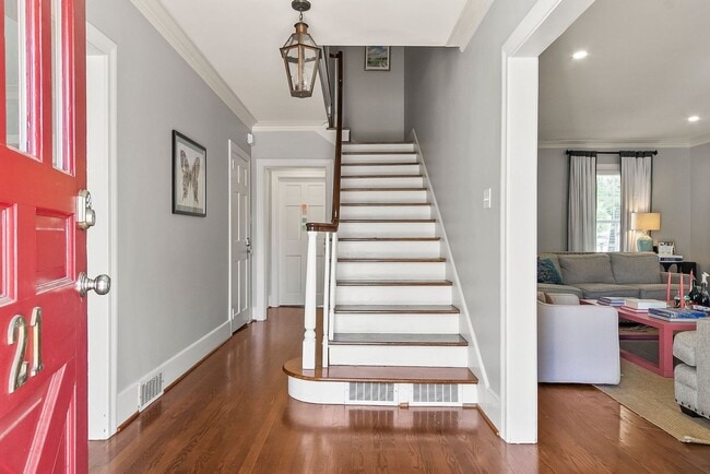 Building Photo - Beautiful 3 Bed 3.5 Bath Home! Available Fall 2026!