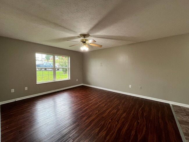 Building Photo - 3 bedroom, 2 bathroom house located in New...