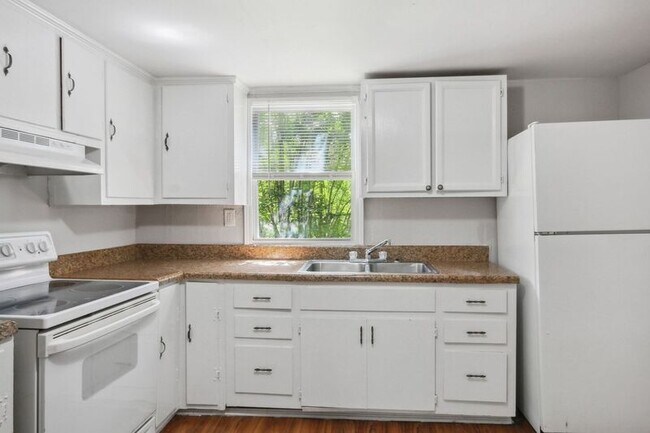 Building Photo - 1849 Hilltop Cir
