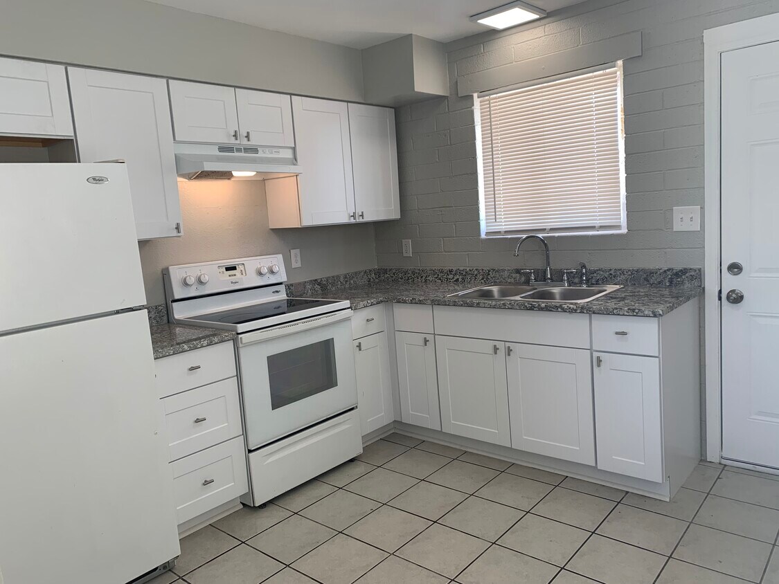 Primary Photo - 415 W 10th St
