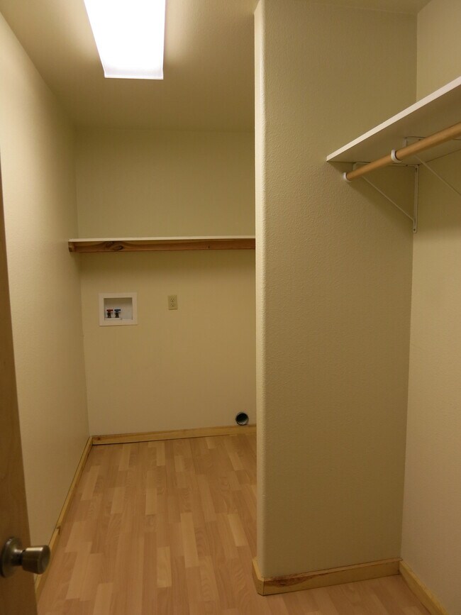 Building Photo - Lauesen