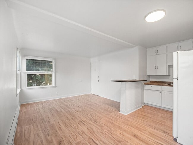 Building Photo - LOWER SOUTH HILL ONE BEDROOM CLOSE TO HUCK...