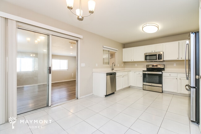 Building Photo - 1902 S Ocotillo Dr