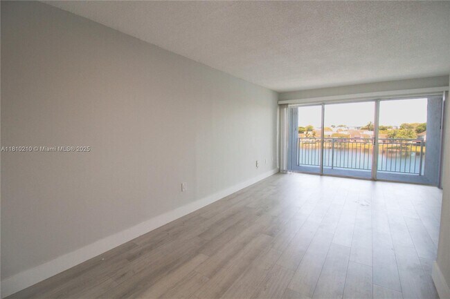Foto del edificio - 9359 Fontainebleau Blvd
