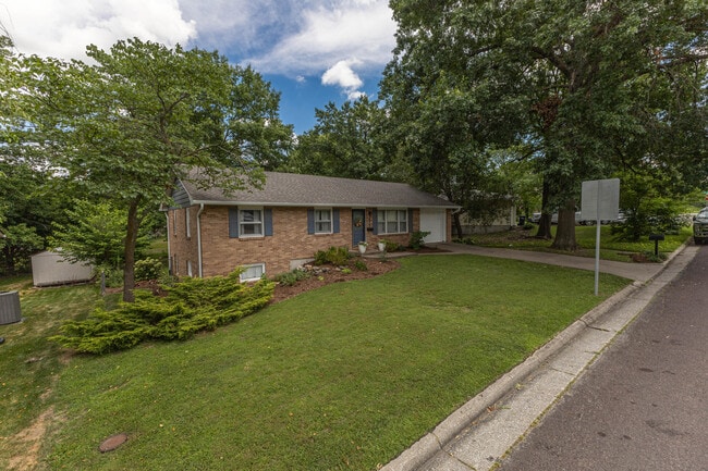 Building Photo - 3312 Lynnwood Dr