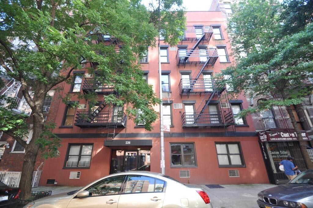 Primary Photo - 226 E 74th St