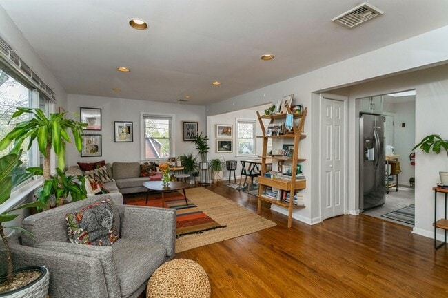 Building Photo - 160 Magnolia Ave