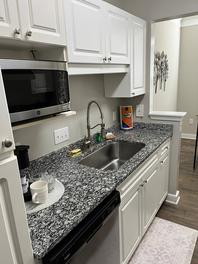 Building Photo - 1024 Cranbrook Dr