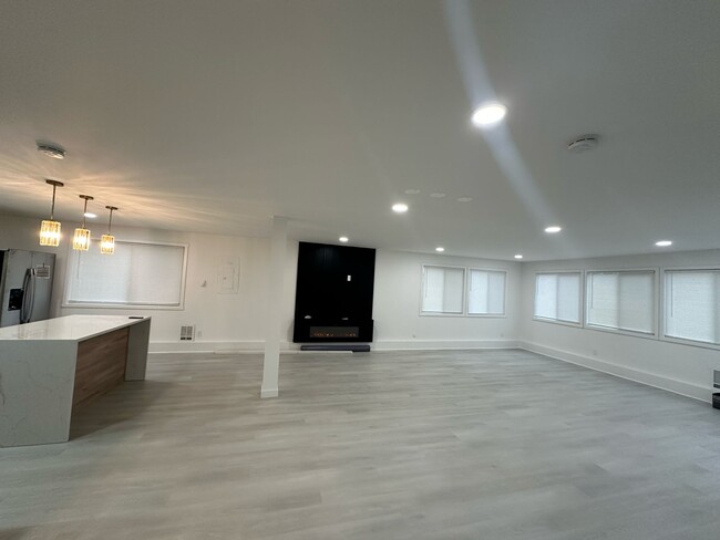 Building Photo - Everett Duplex