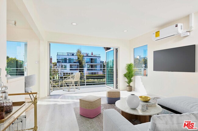 Building Photo - 2814 Grand Canal