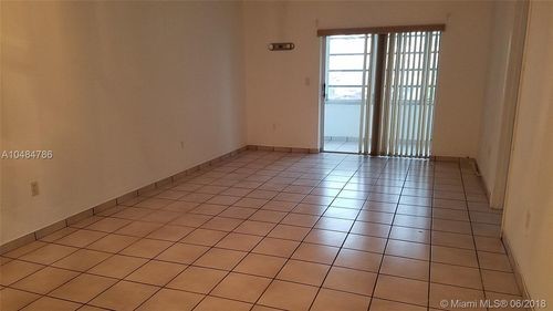 Foto del edificio - 140 Royal Palm Rd