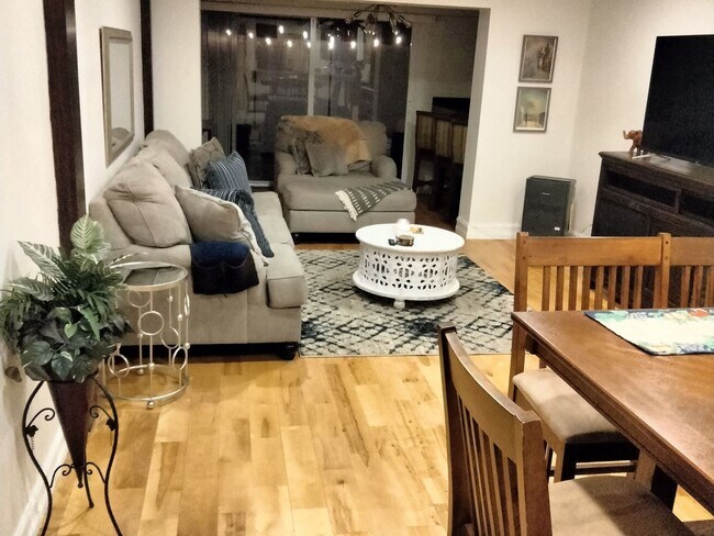 Building Photo - 3 Bedroom Townhome with Community Pool/ Tennis Courts