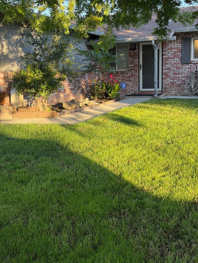 Foto del edificio - Stockton 3 Bedroom 2 Bathroom Home Solar Power