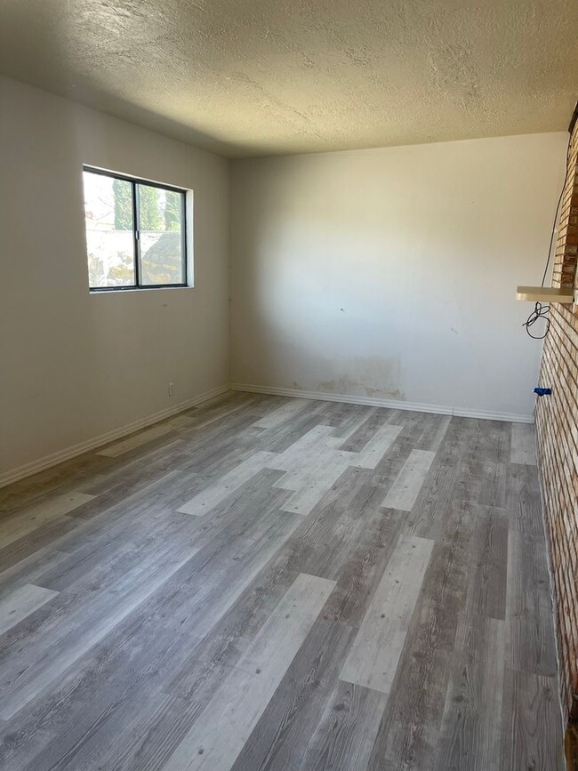 Building Photo - RECENTLY RENOVATED EASTSIDE DUPLEX FOR RENT