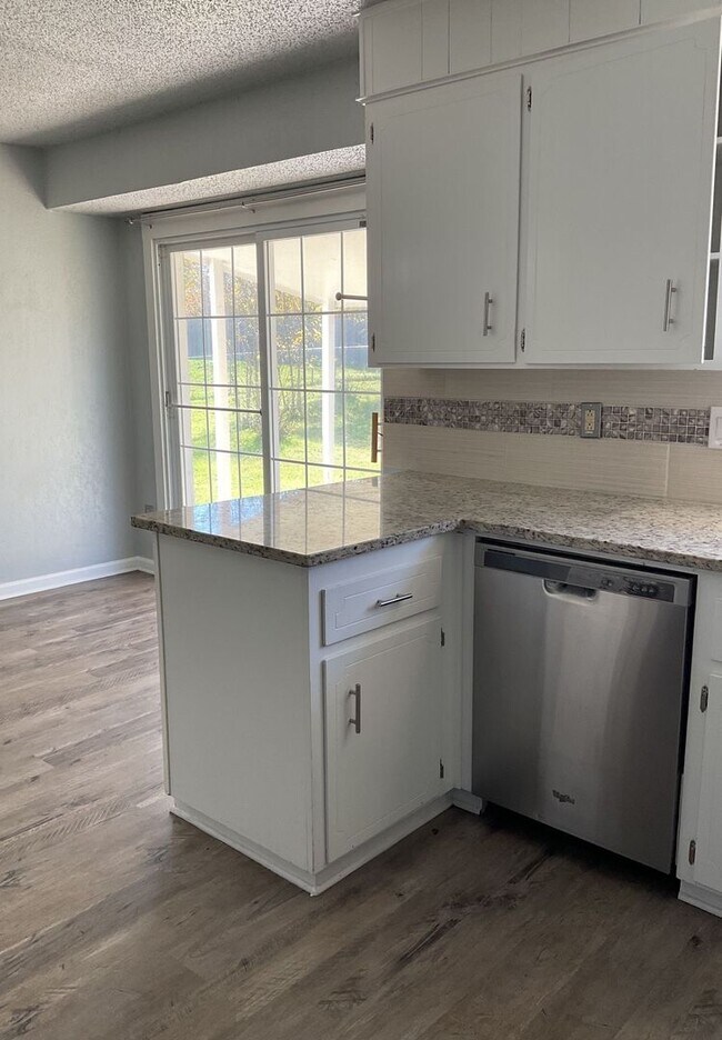 Foto del edificio - PRICE DROP - NEW IN MANAGEMENT - AVAILABLE...