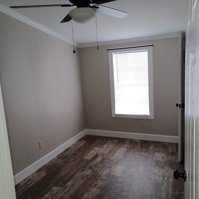 Foto del edificio - 890 Rough Edge Rd