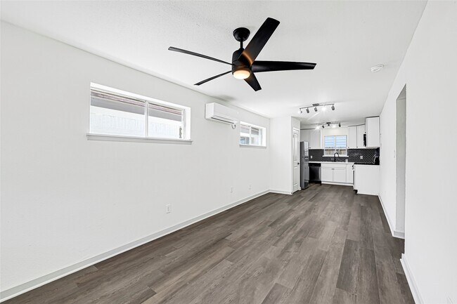 Foto del edificio - 8701 Bertwood St