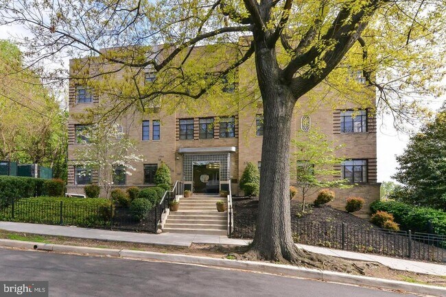 Foto del edificio - 2911 Newark St NW