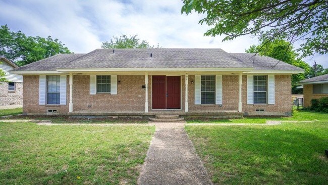 Building Photo - 902 Magnolia Lane