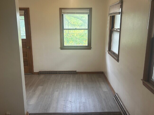 Foto del edificio - Two bedroom upper in Story Hill available ...